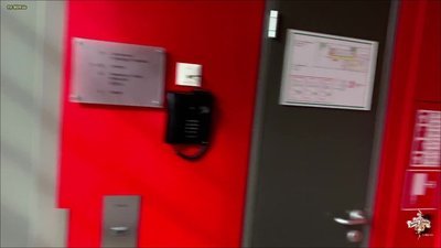 Jenny_Stella - Oeffentlich durchs ganze Hotel - Mit Plug im engen Poloch