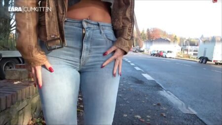 Lara-CumKitten - Extrem vollgepisst Sexy Jeans und Stiefel Walk