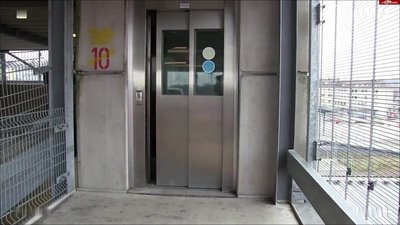 Lara-CumKitten - Parkhaus PISSWALK - Jeans im Aufzug vollgepisst