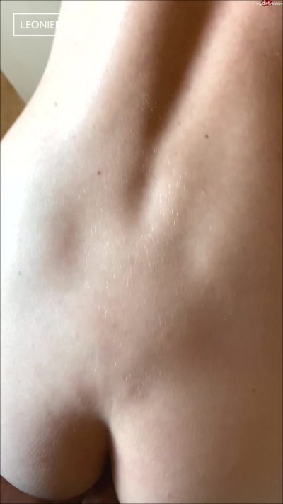 Leonie-pur - Auf dem Kuechentresen flachgelegt und komplett vollgespritzt