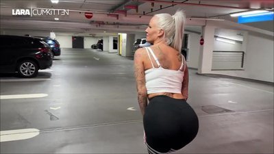 Lara-CumKitten - Mitten im Parkhaus - Mega dringende PUBLIC PISS Überflutung