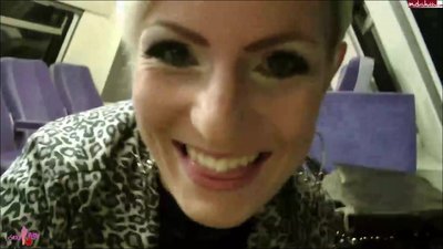 AmyStarr - Latexfotze mitten im Zug gefickt und Creampie