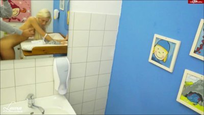 CandyXS - Im Moebelhaus - Laura laesst die Sau raus