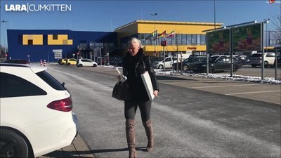 Lara-CumKitten - Mitten auf dem Ikea Parkplatz Public piss nach dem shoppen