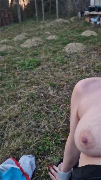 Saskialove87 - Fan fickt mich auf dem Feld und Cumshot
