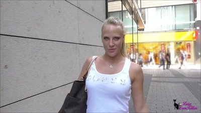 Lara-CumKitten - Extrem dreist - Public Piss mitten in der Koelner Fugaengerzone
