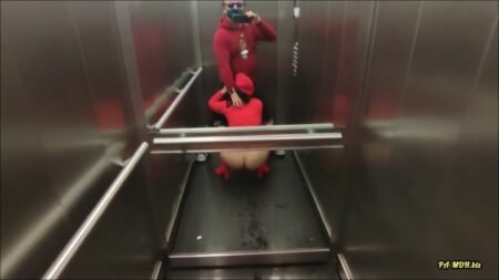 DedeDeville - Sehr riskanter sex in einem Aufzug mit der heißen Nachbarin - Pisstrahl