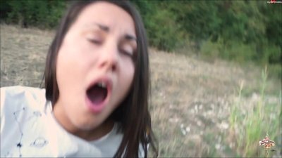 Jenny_Stella - Outdoor Analdehnung mit Doppel-Besamung - Spanner schau heimlich zu