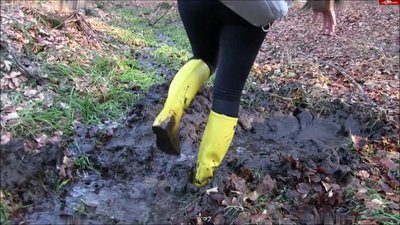Lara-CumKitten - Einsauen, anpissen, vollrotzen - Gummistiefel Girl im Schlamm