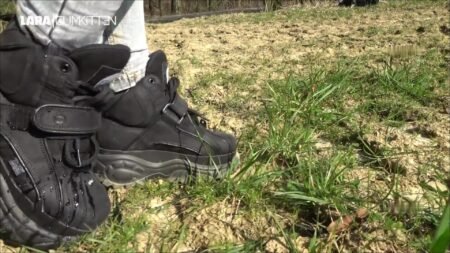 Lara-CumKitten - SCHUH & JEANS PISS XXL - Nasse Natursekt Spiele