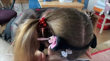 Dvabitch - Zierliche amateur-brünette genießt gesichtsbesamung