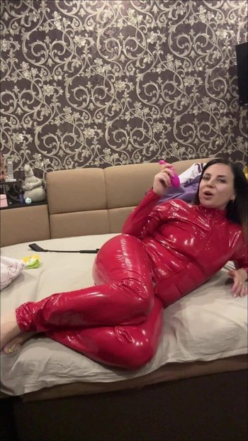 LarisaCum - Ich trage einen Latexanzug, der meinen ganzen Körper bedeckt und ich spiele mit Toys Vibro und Dildo