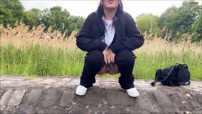 Lea_Katz - Krasseste Aktion meines Leben - Pipi mitten am Waldweg
