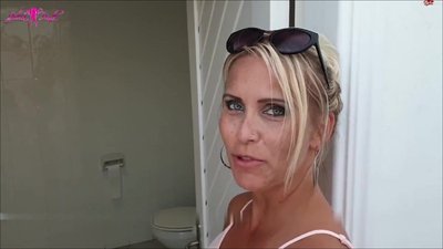 JuliaPink - Pissen im öffentlichen Herrenklo