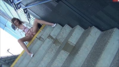 sexyRia - Treppen am Bahnhof vollgepisst - Extrem Public