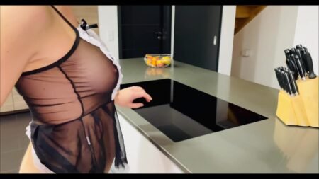 OutfallingSex - Zimmermädchen masturbiert in der küche