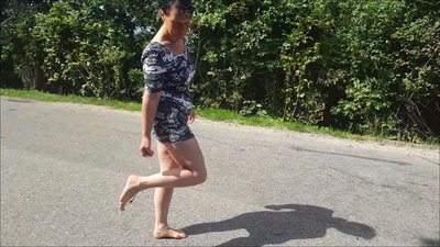 YvetteXtreme - Das barfußmädchen auf der straße