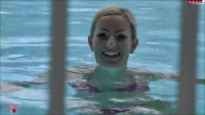 AmyStarr - HEMMUNGSLOSER FICK IM ÖFFENTLICHEN SCHWIMMBAD
