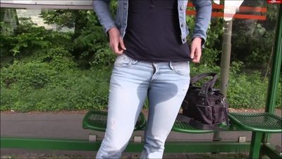 Lara-CumKitten - Public Jeans Piss an der Bushaltestelle