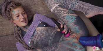 7-Filmz - Anuskatzz bekommt mit Spielzeug, Schwanz und Maschine einen arschfick