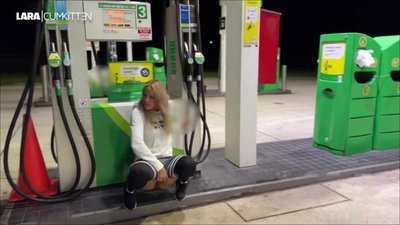 Lara-CumKitten - TANK & PISS - Dreister Public Piss an der Tankstelle