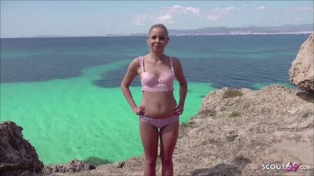 German-Scout - 18 Jahre junge JuliaParker im Urlaub auf Mallorca bei Strassen Casting am Meer gefickt