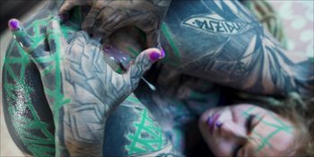 7-Filmz - Tattoo Mädchen öffnet genüsslich ihren Arsch und dehnt ihn auf