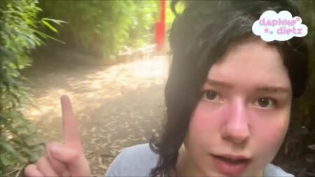 DaphneDietz - WILD PISS im botanischen Garten - NATURSEKT IN PUBLIC