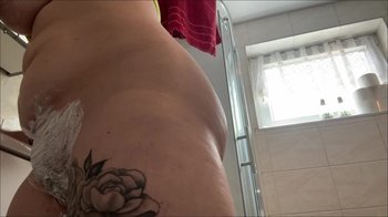 LarisaCum - Ich rasiere meine muschi - Anfangs war sie sehr zottig und behaart und dann glatt geworden