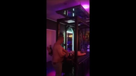 Lotusblume - Lara im Club gefesselt