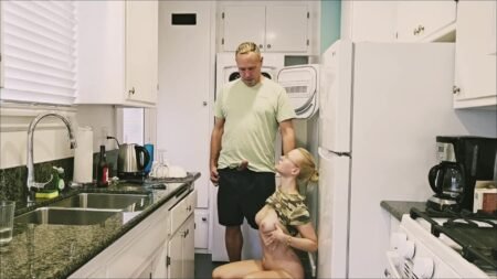 blondehexe - 2 Cumshots - Notgeile Hausfrau bekommt Hilfe vom Nachbarn