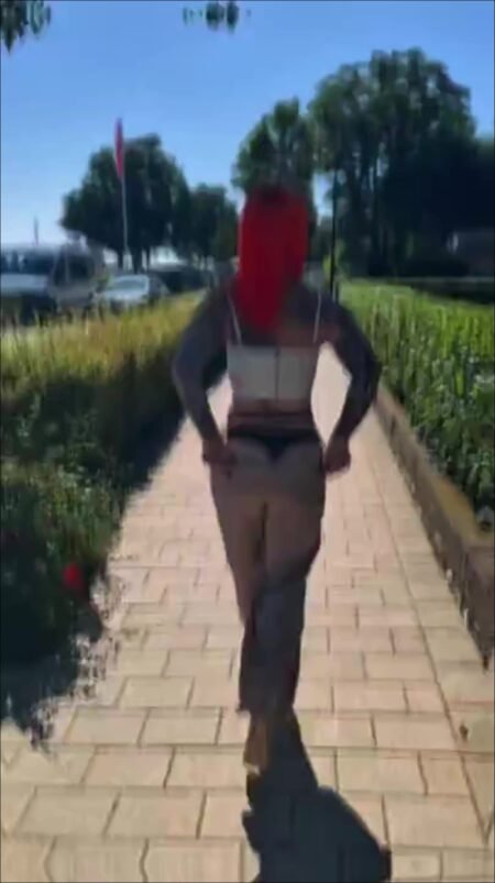 Scarletvixenofficial - Outdoor Teaser - Schau mir zu, wie ich in der Öffentlichkeit meine Kurven zeige