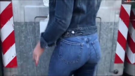 SteffiBlond - Im Wohnviertel am Flaschencontainer - Flaschenbepissung und einnässen abputzen und weg mit der Jeans