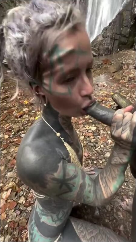 Anuskatzz - Tätowiertes Girl gibt Blowjob an einem Wasserfall - POV public