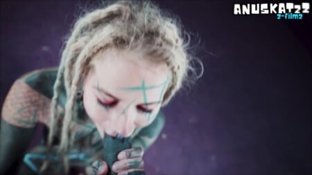 Anuskatzz - Tattoo gepierctes Mädchen gibt schlampigen Blowjob und wird anal gefickt