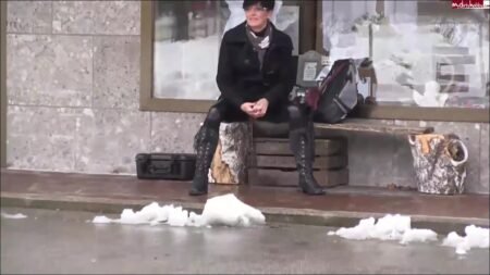 Privatdom - Pissen auf dem Marktplatz