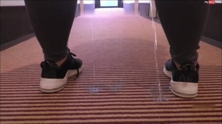 Suggargirl98 - Eingenässt im Hotelflur