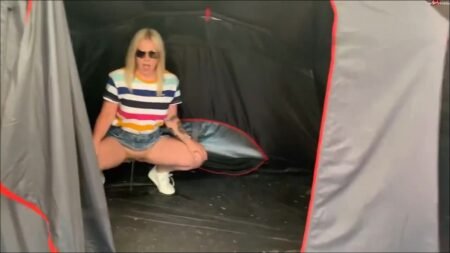 SteffiBlond - Ups Public vorm Sportgeschäft ins Zelt gepinkelt - ich musste doch so dringend