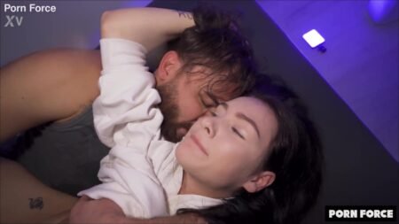 Pornforce - Ihre Muschi ist ein Feuerwehrschlauch – spritzende Schlampe macht das Bett nass - Matty