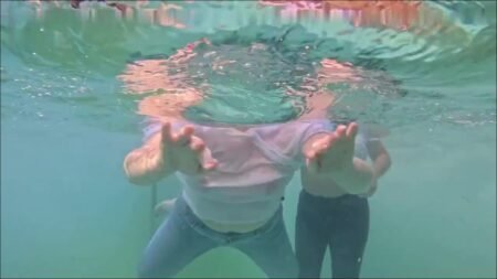 MrsEssen7471 - Etwas ganz neues, mit Klamotten in den Pool gegangen