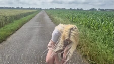 SexyJenJen - Outdoor pinkeln