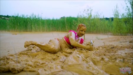 LyndraLynn - Orgasmus im schlammsee