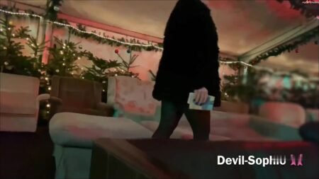 SteffiBlond - Public und versaut - So versaut pisst keiner auf dem Weihnachtsmarkt