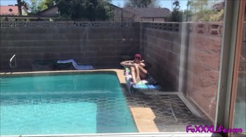 Thefoxxxlife - Nachbar bräunt sich nackt am Pool