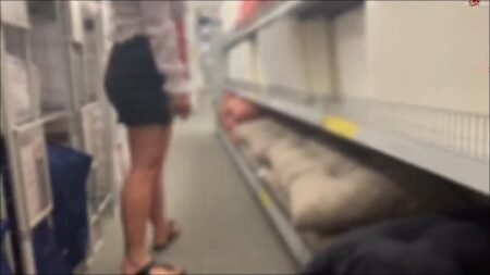 SteffiBlond - Public auf die Bettdecke genässt - Im Bettengeschäft musste ich so dringend Pipi