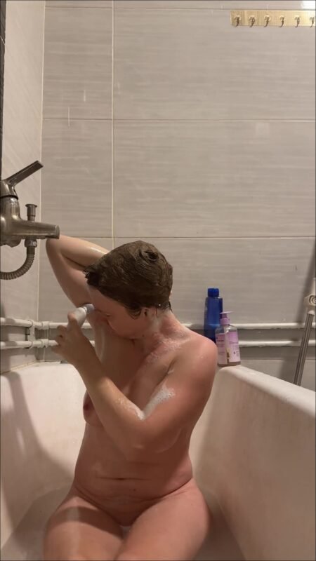 SweetLucy96 - Blonde MILF in Der Wanne Verwöhnt