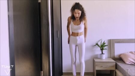 LinaLynn - OHA - DAS gibt Ärger vom Vermieter - Piss in weiße Hose Ufert aus