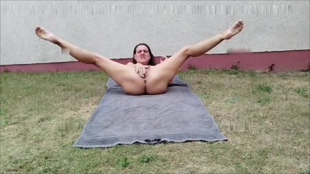 Celina-Ballerina - Willst du so geritten werden Geiler Dildo Ritt im Garten