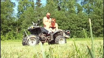 Crazyfamily1970 - Ich habe meine stiefmutter für eine fahrt auf einem atv genommen und sie gefickt