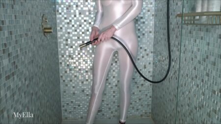 Myella - Mein neuer super enger, glänzender weißer catsuit